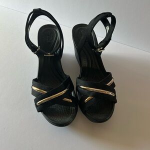 CROCS Leigh Black & Gold Ankle Strap Wedges NWOT Never worn Sz 7